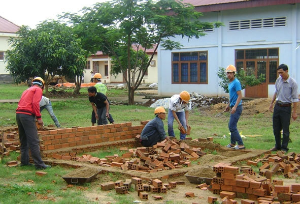 Học viên Trung tâm Dạy nghề huyện Krông Ana thực hành nghề xây dựng dân dụng.