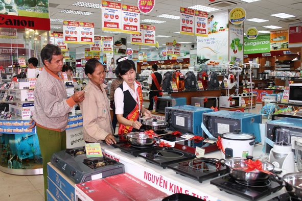 Khách chọn mua hàng điện tử tại một trung tâm mua sắm trên đường Nguyễn Tất Thành, TP. Buôn Ma Thuột.