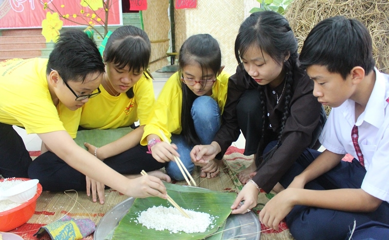 ... tự tay gói bánh tét