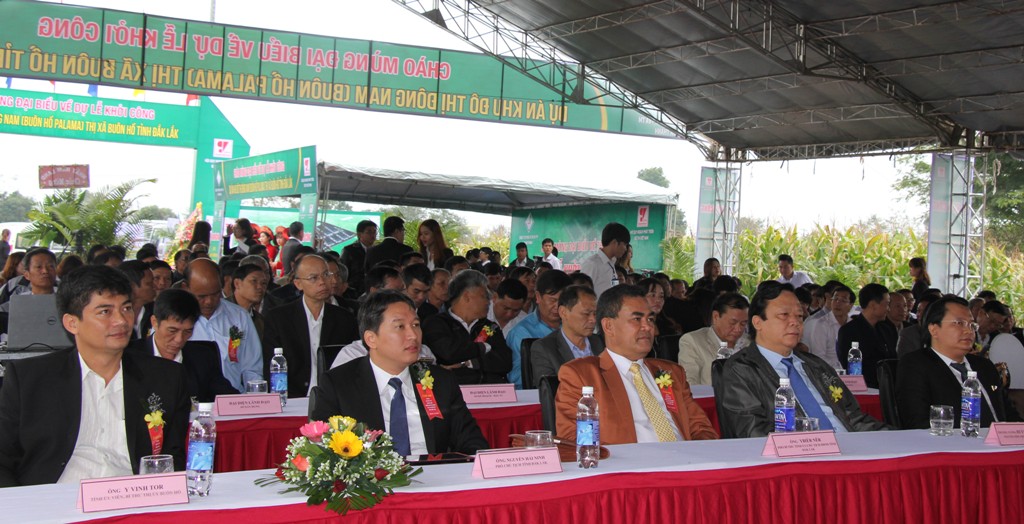 Lãnh đạo tỉnh, thị xã Buôn Hồ và người dân địa phương dự lễ khởi công