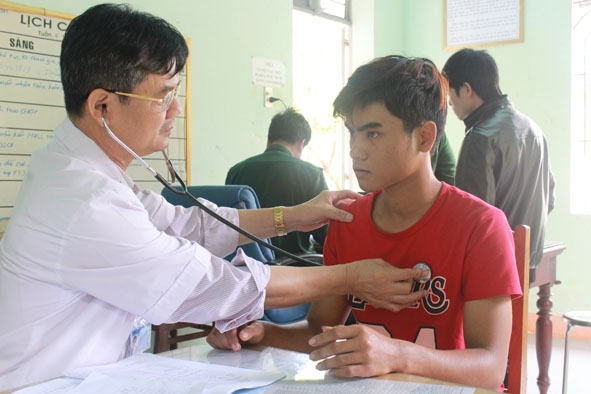 Công dân huyện Krông Pắc tham gia khám tuyển sức khỏe nghĩa vụ quân sự. 
