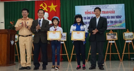 Ban tổ chức trao giải cho các cá nhân có tác phẩm xuất sắc Cuộc thi.
