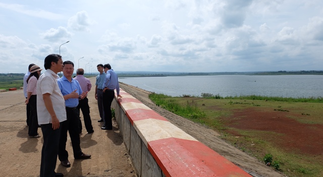 Đoàn công tác của Viện Nghiên cứu chiến lược (Bộ Kế hoạch - Đầu tư) kiểm tra công trình thủy lợi Krông Buk Hạ