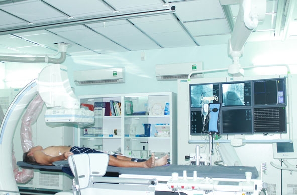 Máy chụp mạch số hóa xóa nền (ĐSA) - một trong 3 máy hiện đại nhất toàn quốc đã được đưa vào phục vụ người bệnh tại khoa Cấp cứu can thiệp tim mạch, BVĐK tỉnh. 
