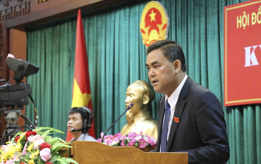 Phó Bí thư Tỉnh ủy, Chủ tịch HĐND tỉnh Y Biêr Niê phát biểu tại buổi bế mạc kỳ họp