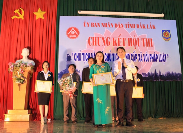 Phó Chủ tịch Thường trực UBND tỉnh, Trưởng Ban Tổ chức hội thi Nguyễn Hải Ninh trao giải Nhất cá nhân cho thí sinh Nguyễn  Thị Linh. 