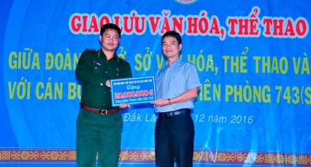 Phó Giám đốc Sở VH-TTDL Đặng Gia Duẩn trao biểu trưng 20 triệu tặng Đồn biên phòng 743.