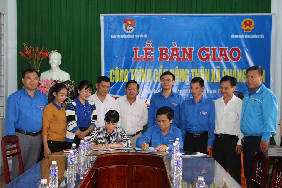 Đại diện Tỉnh Đoàn ký bàn gia công trình cho chính quyền xã Quảng
