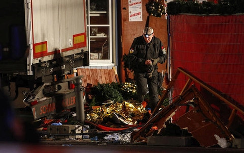 Hiện trường vụ tấn công chợ Giáng sinh tại Berlin. Ảnh: Reuters
