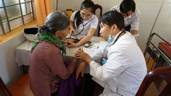 Các bác sĩ  thuộc Chi hội  Thầy thuốc trẻ huyện Krông Ana khám bệnh,  cấp thuốc  miễn phí  cho người dân  xã Băng A Đrênh.