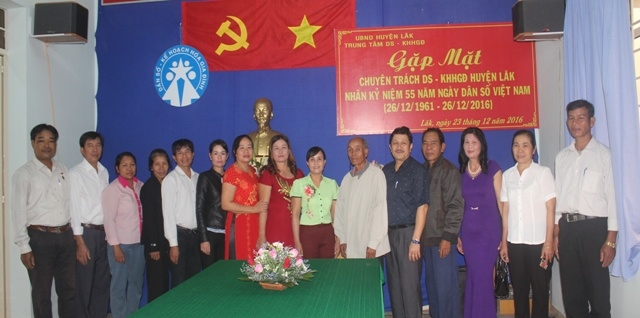 Lãnh đạo Trung tâm Dân số-KHHGĐ huyện Lắk chụp hình lưu niệm với nguyên cán bộ làm công tác dân số.