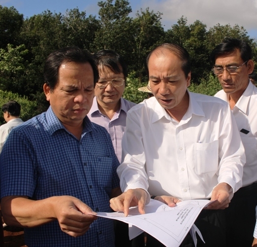 Chủ tịch UBND tỉnh Phạm Ngọc Nghị xem xét vị trí dự kiến xây dựng Khu công nghiệp Phú Xuân tại xã Ea Drơng (ảnh: Vạn Tiếp)