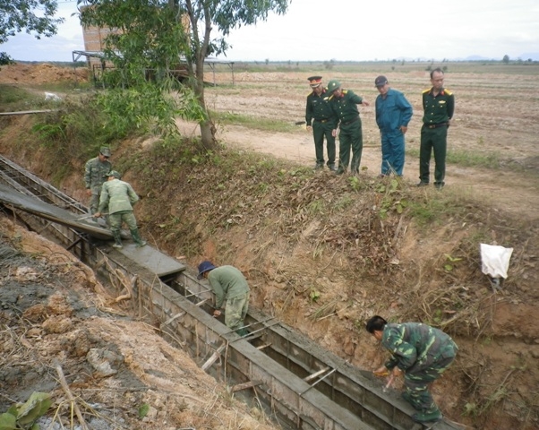 Bộ đội Ea Súp giúp nhân dân xã Ea Lê xây dựng kênh mương nội đồng.