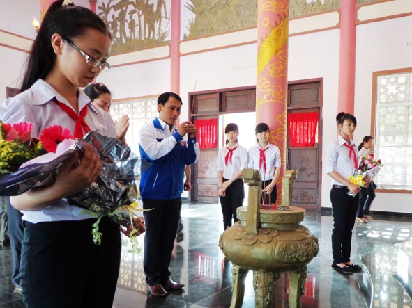 Liên đội Trường THCS Trần Quang Diệu dâng hoa tưởng niệm Anh hùng Liệt sỹ tại thôn Kiên Cường, xã Hòa Thuận. 