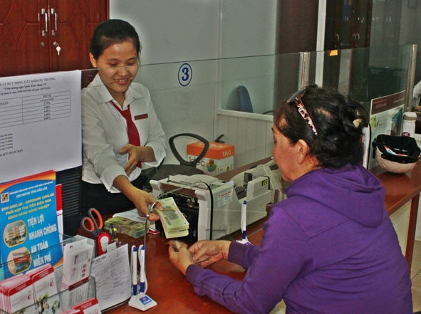 Khách hàng nhận được nhiều ưu đãi tiêu dùng dịp cuối năm tại Agribank Đắk Lắk.