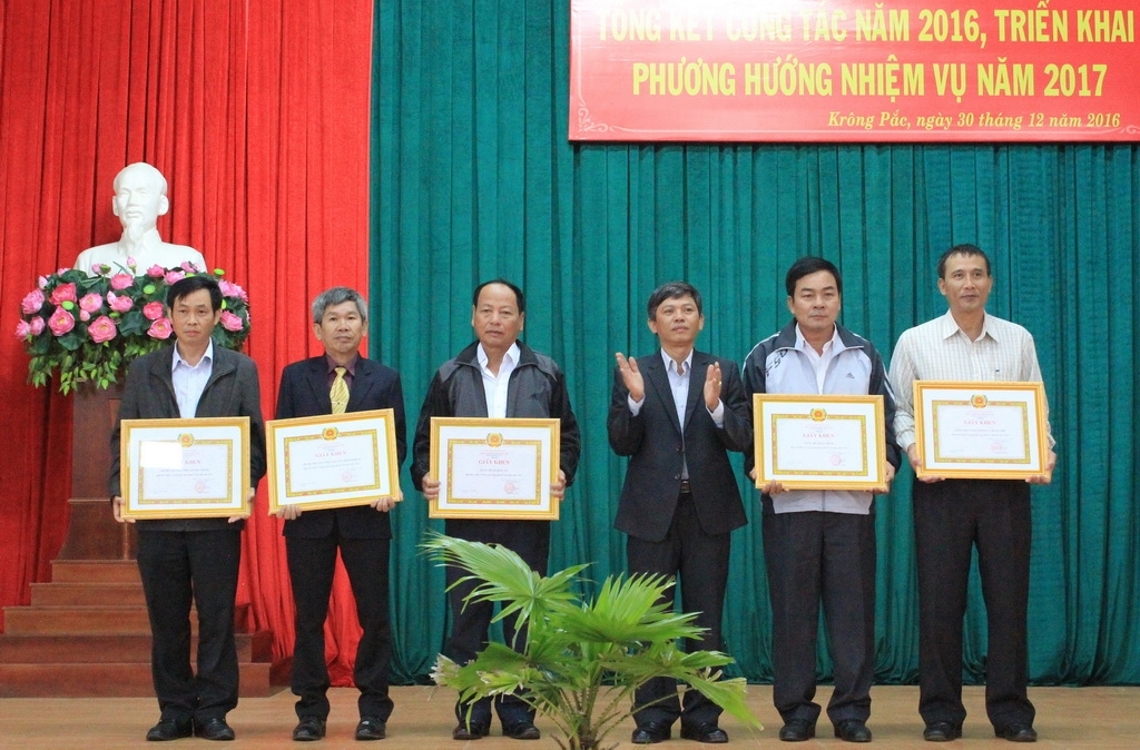 Bí thư Huyện ủy Krông Pắc Nguyễn Thành Dũng trao Giấy khen của Ban Thường vụ Huyện ủy cho 5 tổ chức cơ sở Đảng đạt tiêu chuẩn “trong sạch, vững mạnh” tiêu biểu năm 2016