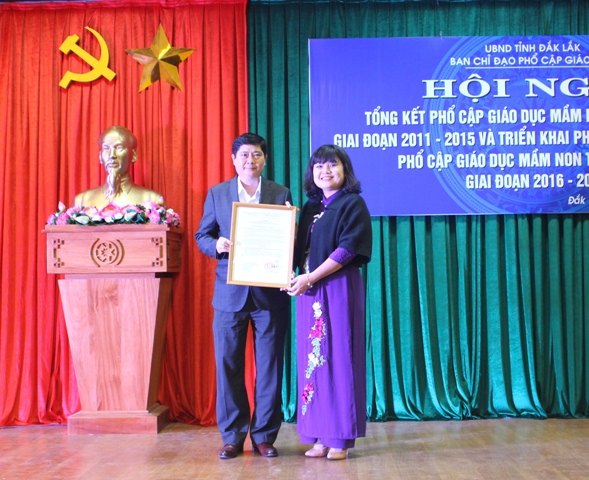 Phó Chủ tịch UBND tỉnh H'Yim Kđoh trao Bằng công nhận tỉnh Đắk Lắk