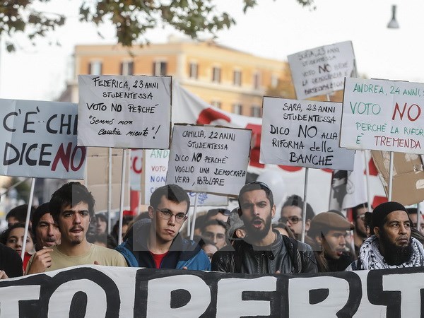 Người dân Italy tham gia cuộc biểu tình phản đối cải cách Hiến pháp ở Rome ngày 27-11-2016. (Ảnh: EPA/TTXVN)