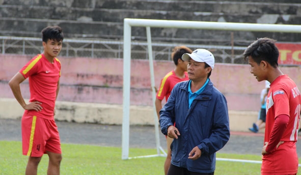 HLV Trần Phi Ái hướng dẫn các cầu thủ luyện tập.