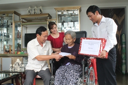 Lãnh đạo Sở Lao động Thương binh và Xã hội thăm, tặng quà Mẹ Việt Nam Anh hùng. Ảnh tư liệu