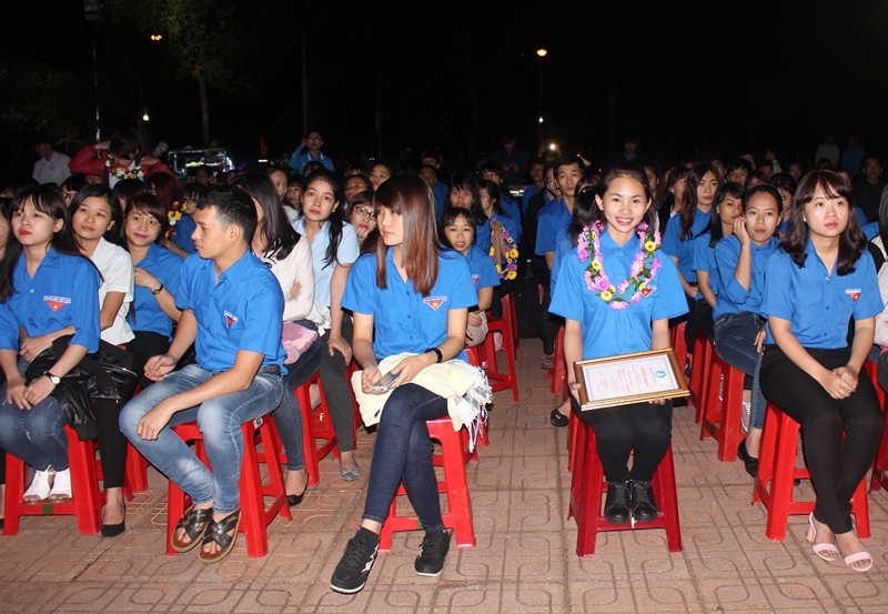 Đông đảo học sinh, sinh viên tham dự đêm hội