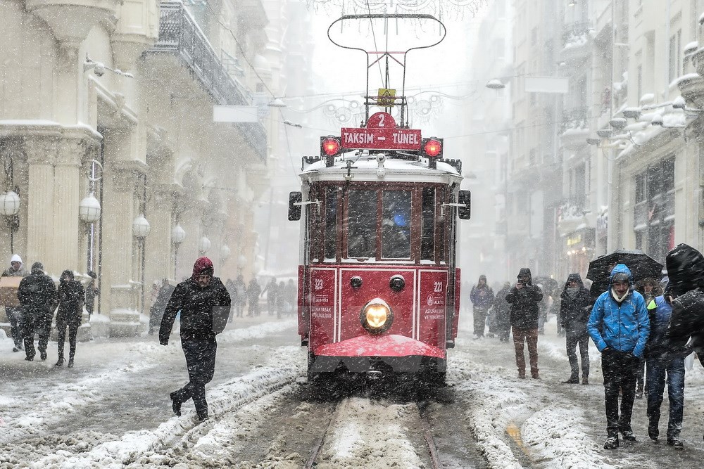 Tuyết rơi dày đặc ở Istanbul, Thổ Nhĩ Kỳ ngày 7-1. (Ảnh: AFP/TTXVN)