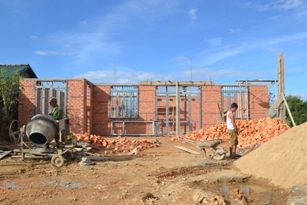 Nhà văn hóa thôn Buôn Tung 2 đang trong quá trình xây dựng.