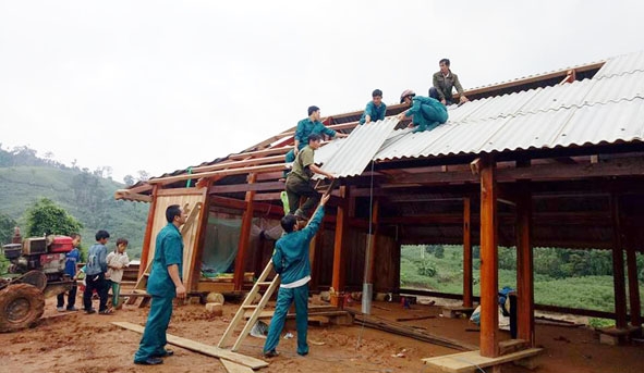 ĐVTN lực lượng vũ trang huyện M’Đrắk giúp người dân thôn 9, xã Cư Króa sửa chữa nhà ở.  