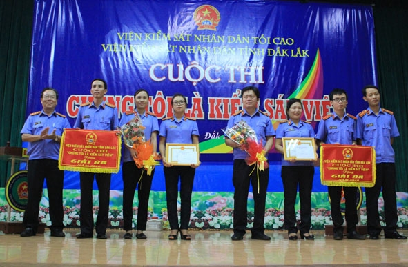 Đội thi của Viện KSND huyện Lắk (thứ 2 từ trái sang) giành giải Ba tại cuộc thi  “Chúng tôi là kiểm sát viên” năm 2016. 