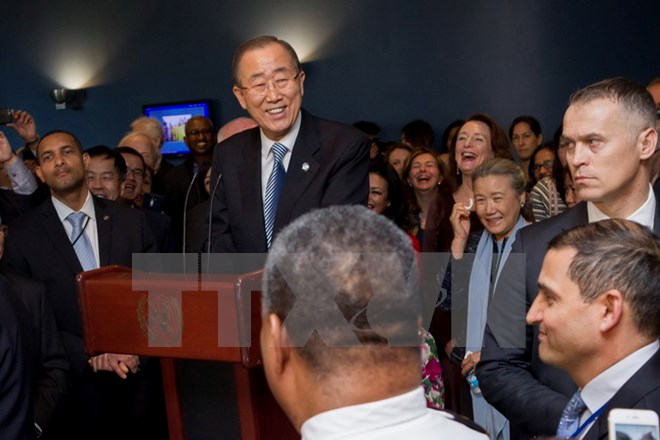 Ông Ban Ki-moon (giữa) chào từ biệt các nhân viên Liên hợp quốctại New York. (Nguồn: EPA/TTXVN)