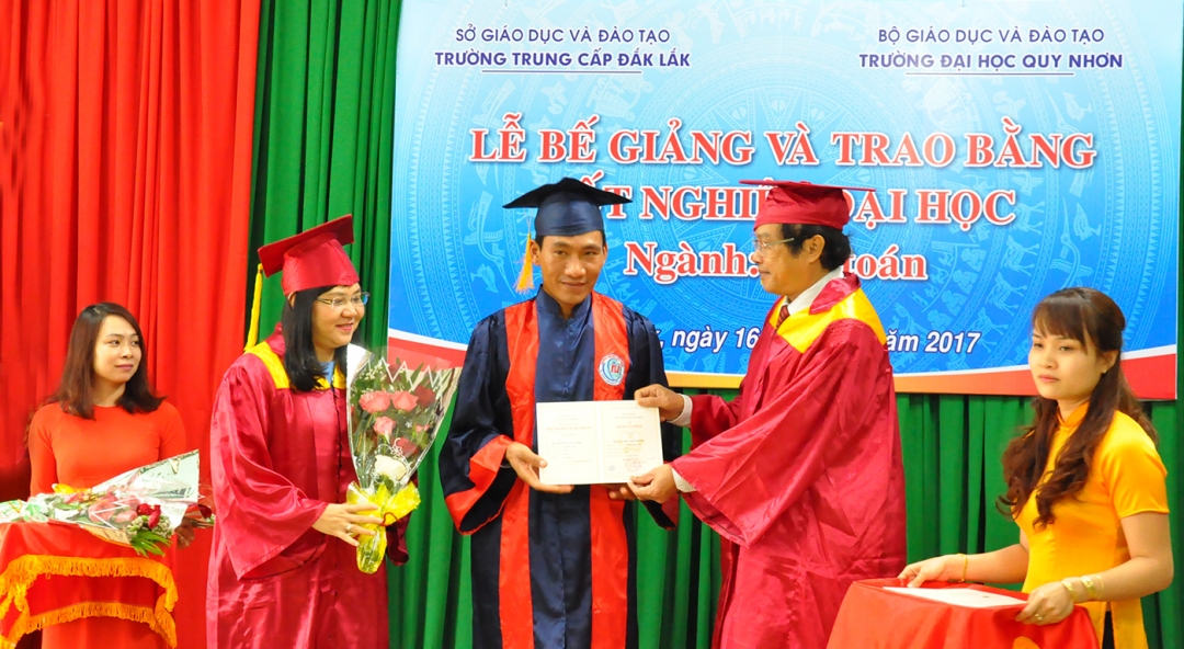 Lãnh đạo Trường Đại học Quy Nhơn trao bằng tốt nghiệp cho tân cử nhân