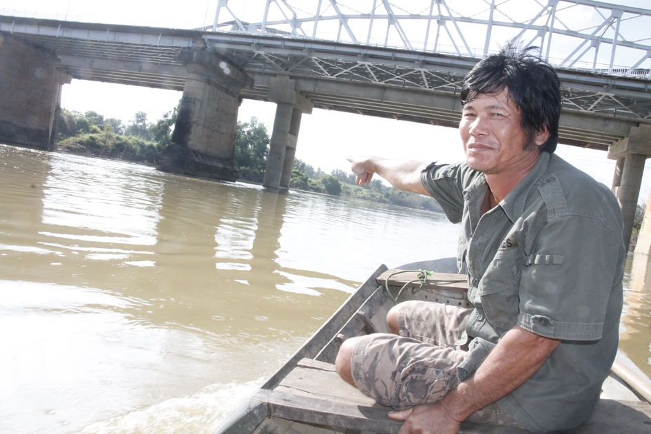 Ông Nguyễn Văn Thủy kể lại chuyện cứu người trên sông Sêrêpôk.