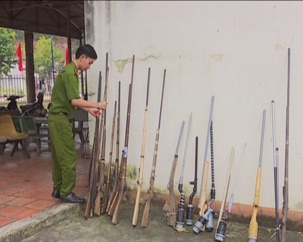 Số vũ khí vật liệu nổ được người dân giao nộp tại Công an huyện Lắk. 
