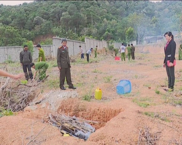 Lực lượng chức năng huyện Lắk tiến hành tiêu hủy vũ khí, vật liệu nổ do người dân giao nộp trong năm 2016.
