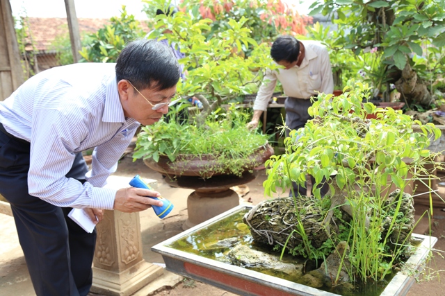 Cán bộ Trung tâm Y tế Dự phòng tỉnh kiểm tra công tác phòng chống sốt xuất huyết tại xã Krông Na (huyện Buôn Đôn).