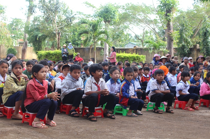 Đông đảo các em học sinh và ngươi dân tham dự chương trình