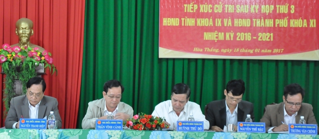 Đoàn đại biểu HĐND tỉnh và HĐND TP. Buôn Ma Thuột tại điểm xúc cử tri xã Hòa Thắng