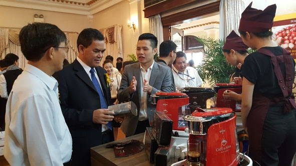 Phó Bí thư Tỉnh ủy Y Biêr Niê tham quan, tìm hiểu các sản phẩm cà phê trưng bày tại buổi họp báo về Lễ hội Cà phê Buôn Ma Thuột lần thứ 6 năm 2017 được tổ chức tại TP. Hồ Chí Minh tháng 12-2016.  