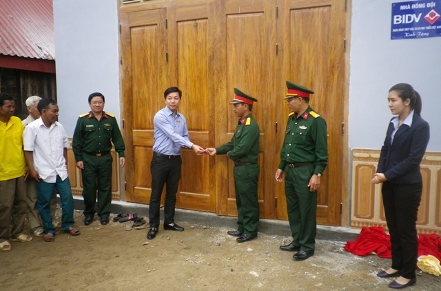 Trao nhà Đồng đội tặng gia đình anh Y Lê Byă (Ban CHQS huyện Krông Bông).