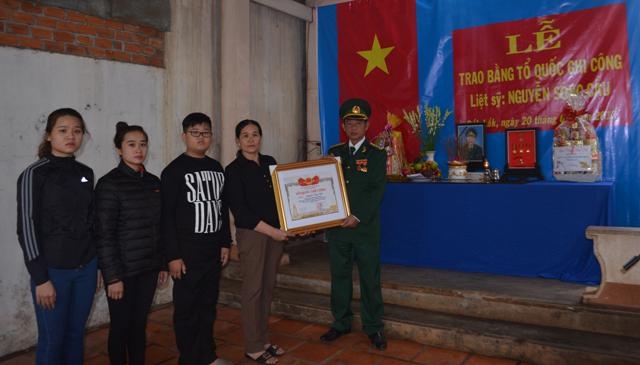 Đại diện lãnh đạo Bộ đội Biên phòng tỉnh trao Bằng Tổ quốc ghi công cho gia đình liệt sỹ Nguyễn Sông Cầu.