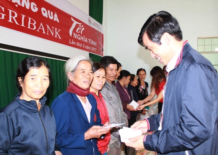 Người dân nghèo xã Hòa Phú vui mừng nhận quà Tết. 
