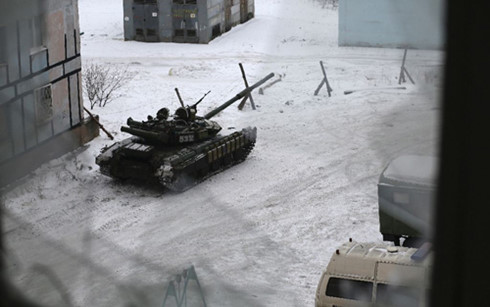 Xe tăng xuất hiện trên đường phố Avdiivka, miền Đông Ukraine. (Ảnh: AFP)