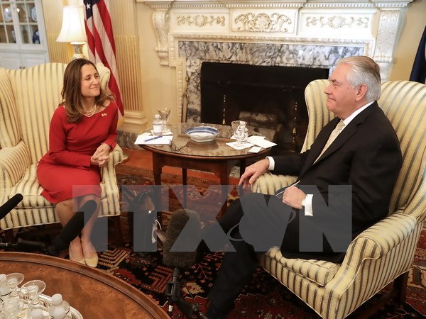 Ngoại trưởng Mỹ Rex Tillerson (phải) và người đồng cấp Canada Chrystia Freeland (trái) tại cuộc gặp ở Washington, DC, Mỹ. (Ảnh: AFP/TTXVN)