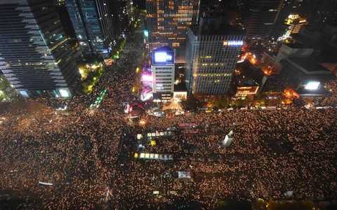 Hàng triệu người Hàn Quốc xuống đường biểu tình sau bê bối của Tổng thống Park Geun-hye. Ảnh: Reuters