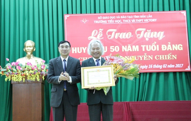 Ủy viên Trung ương Đảng, Phó Bí thư Tỉnh ủy Trần Quốc Cường trao Huy hiệu 50 năm tuổi Đảng cho Nhà giáo Ưu tú, Tiến sĩ Nguyễn Chiến