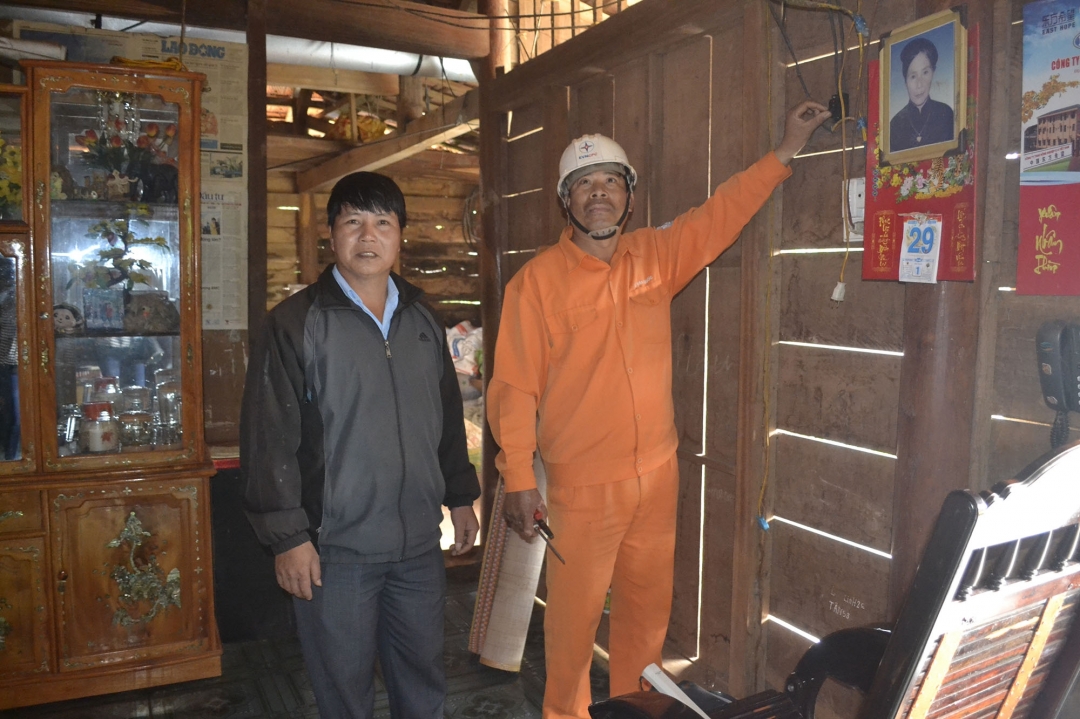 Nhân viên điện lực kiểm tra lại nguồn điện cho người dân thôn Giang Tiến. 