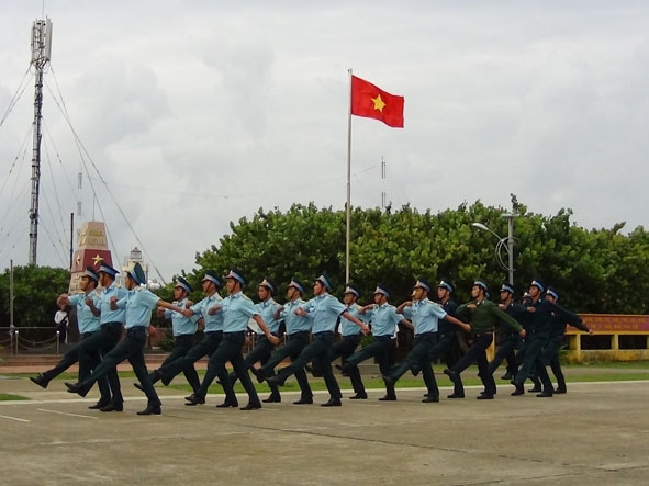 Luyện tập đội ngũ tay không ở đảo Trường Sa lớn.