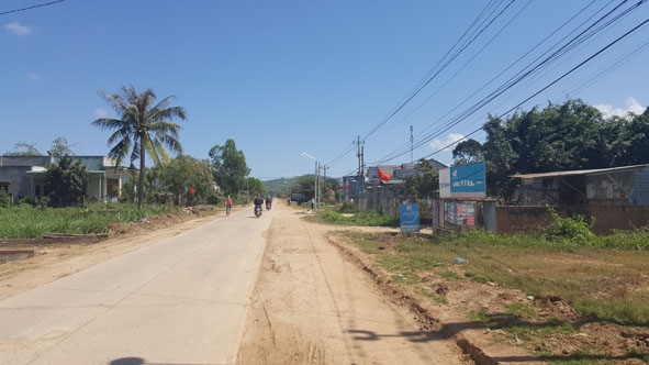 Điện đường vào Cư Pui.