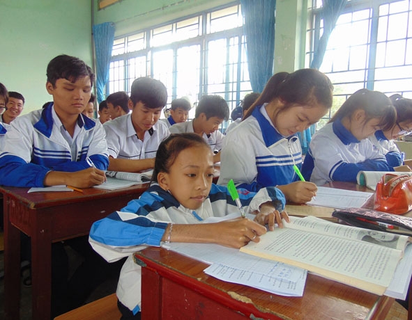 Em Nguyễn Thị Hoài (đầu tiên bên trái, hàng đầu) trong lớp học.