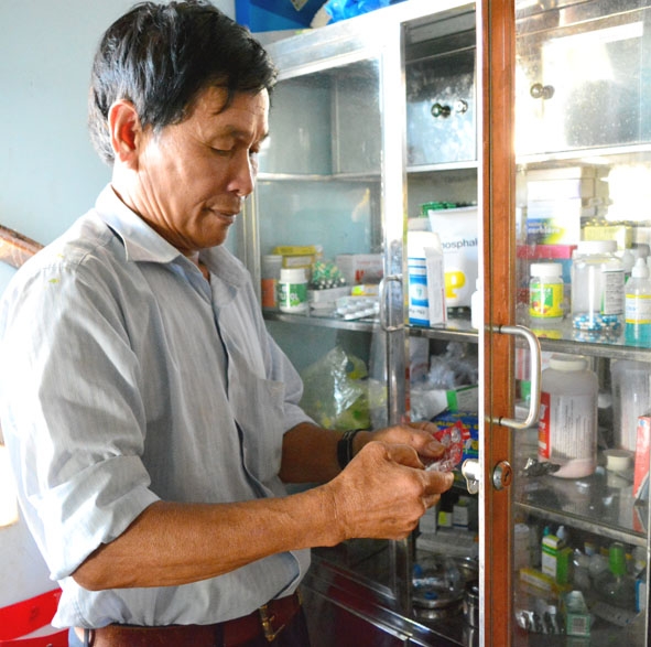 Bác sĩ Nguyễn Mạnh Cường chuẩn bị thuốc cho các bệnh nhân cai nghiện.